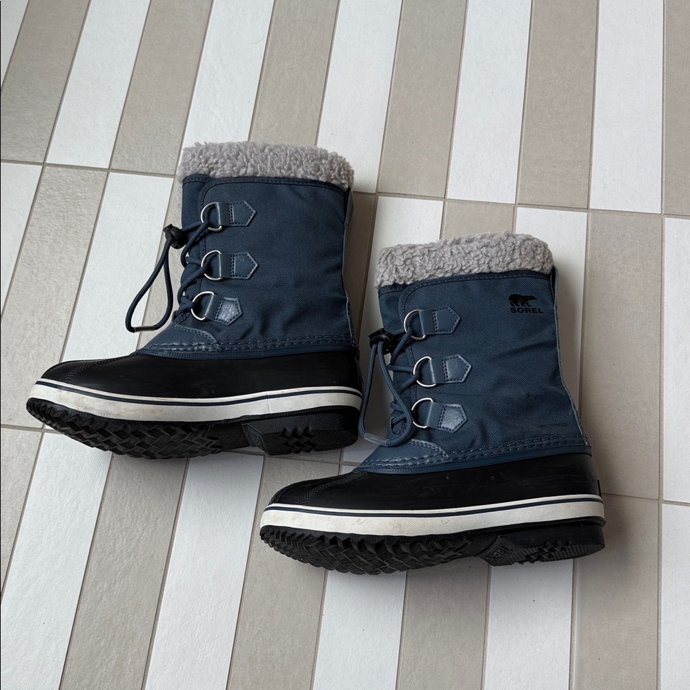Sorel kids boys or girls winter boots size 4 Yoot Pac - Picture 4 of 8